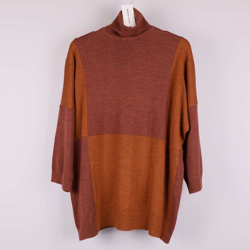 Framsida av brun och rostfärgad oversized polotröja med hög krage