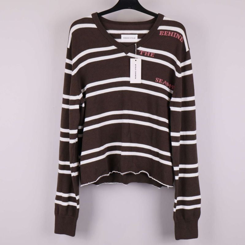 Brun långärmad tröja med vita ränder framifrån