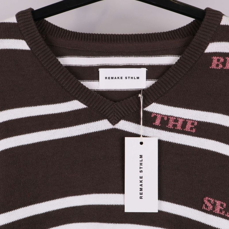 Närbild på tröjans V-ringning och etikett