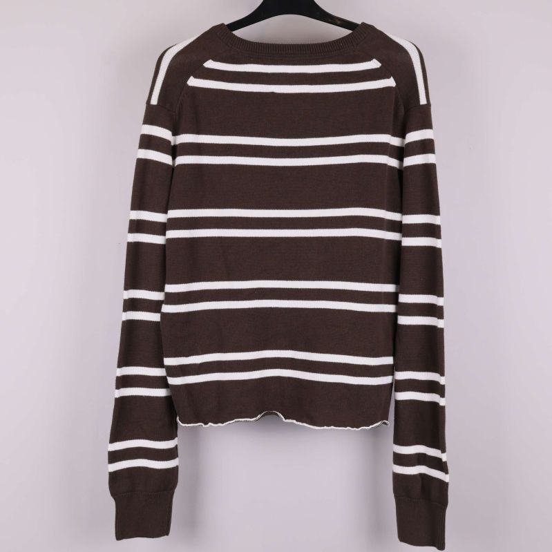 Baksidan av brun tröja med vita ränder