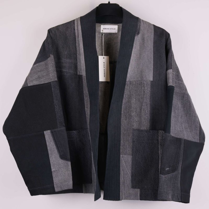 Framsidan av svart och grå patchwork kimono med fickor