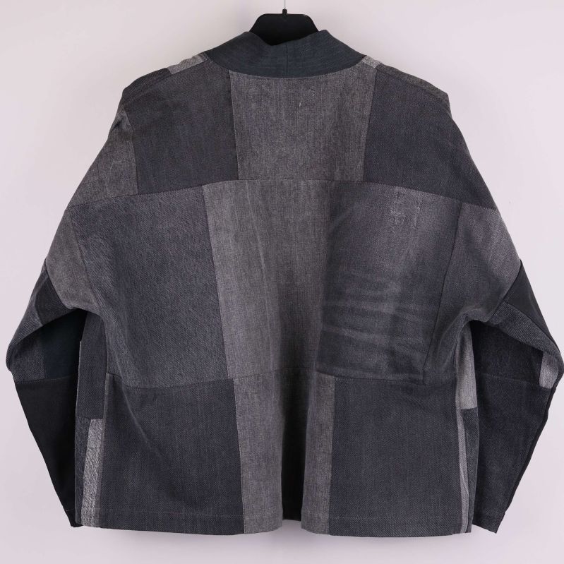 Baksidan av kimono i patchwork denim med mörka och ljusa fält