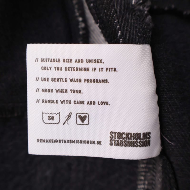 Tvätt- och storleksråd på etikett i svartvit design