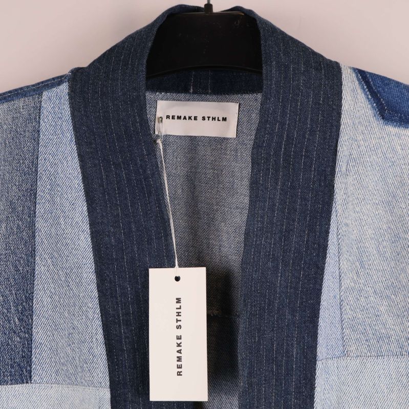 Närbild på krage och axelparti i mörk denim