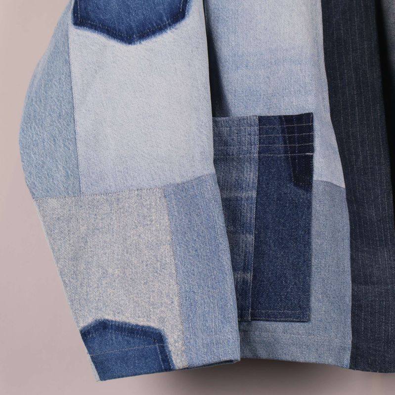 Ärm och ficka i olika blå denimlappar