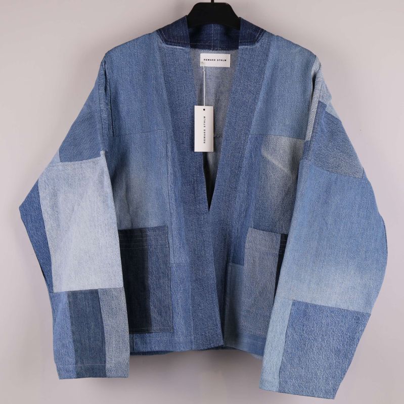 Framsidan av patchwork denimjacka i olika blå nyanser