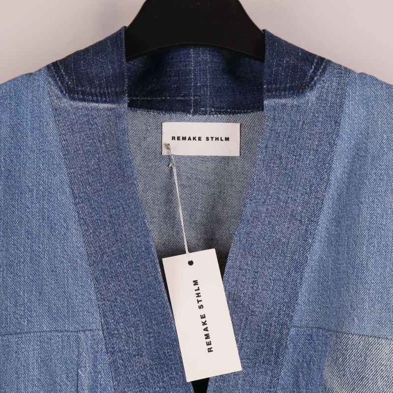 Närbild på krage och etikett på patchworkjacka