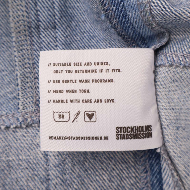 Tvättrådsetikett och skötselråd på denimjackan