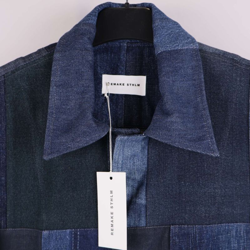 Närbild på kragen och etiketten i denimjacka