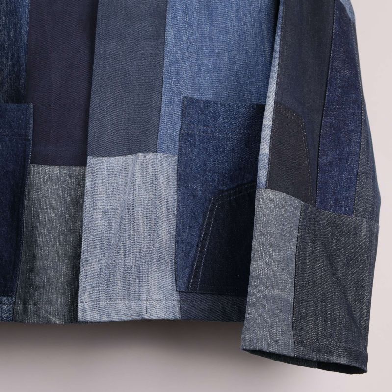 Närbild på nederkant och fickor i denimtyg