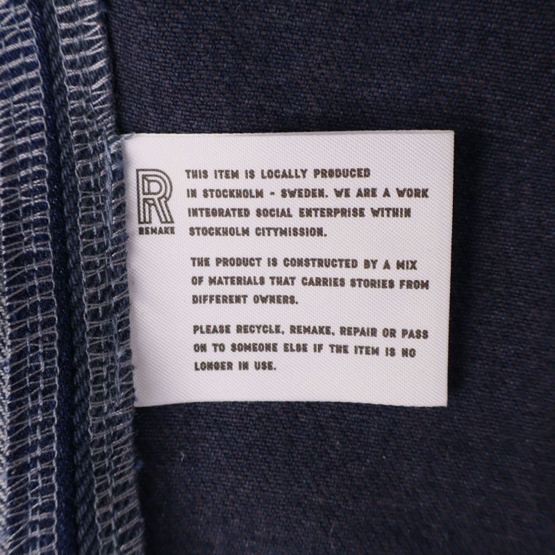 Vit etikett med information om produktion och material