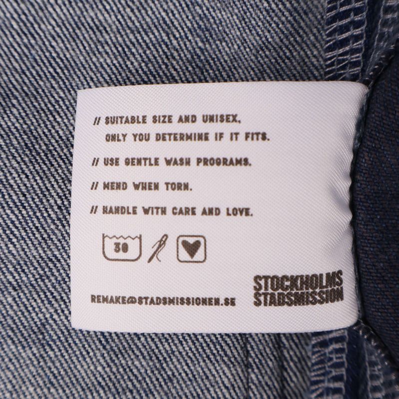 Vit etikett med skötselråd och kontaktuppgifter