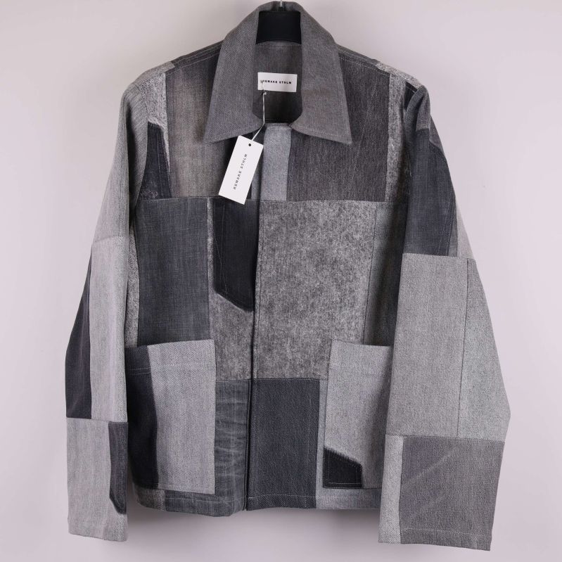 Framsida av jacka i grått denim patchworkmönster