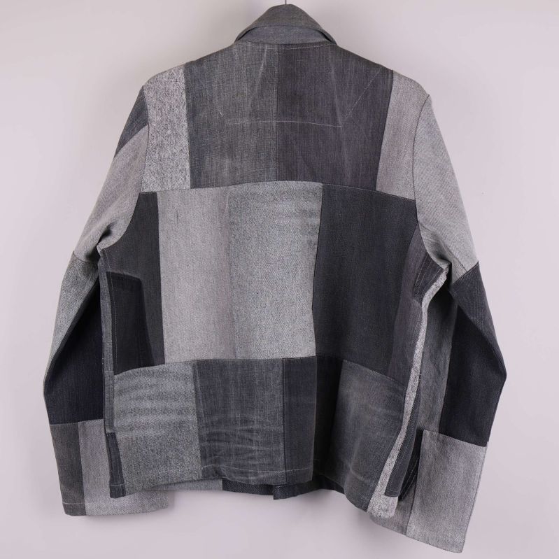 Baksida av jacka med rutigt denim patchwork