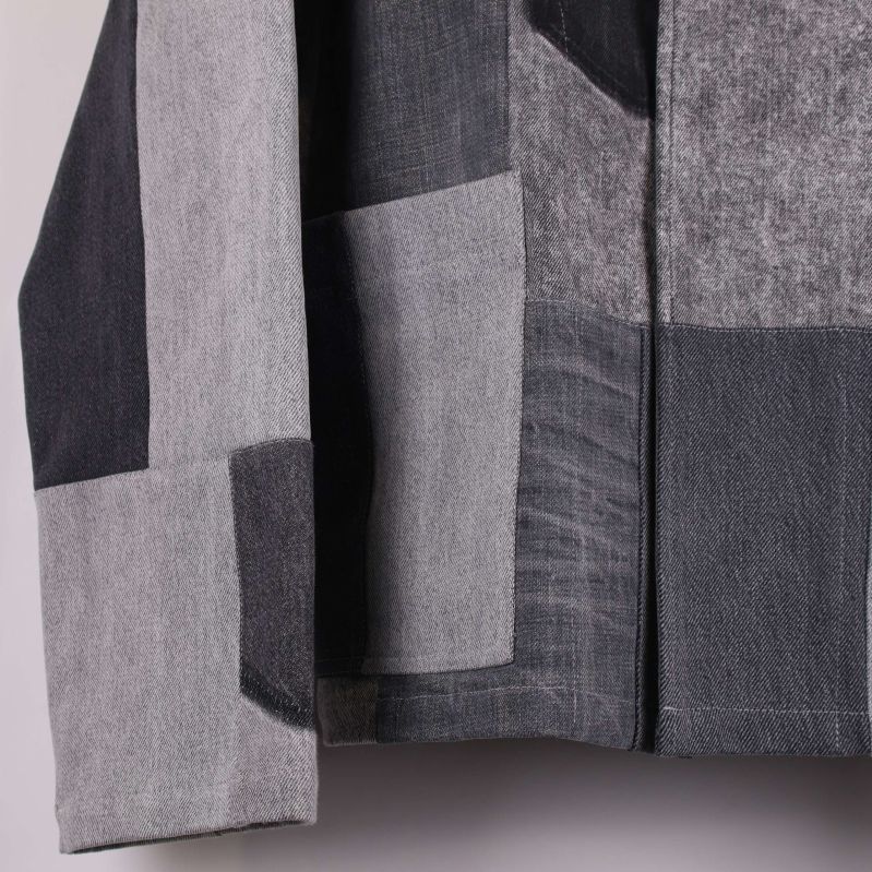 Närbild på jackans framsida och stora fickor