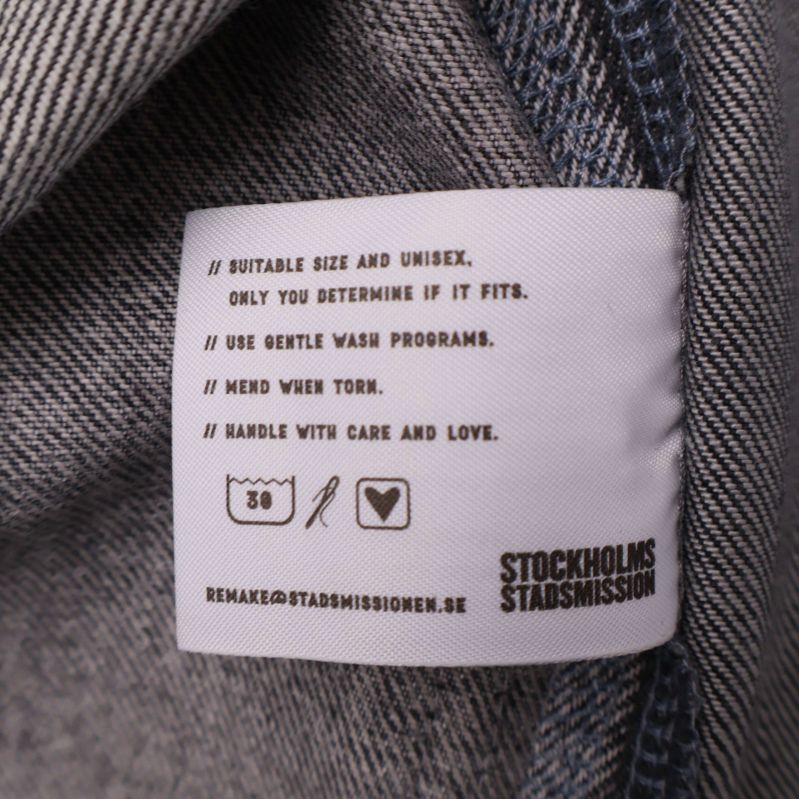 Invändig etikett med tvättråd och storleksinfo