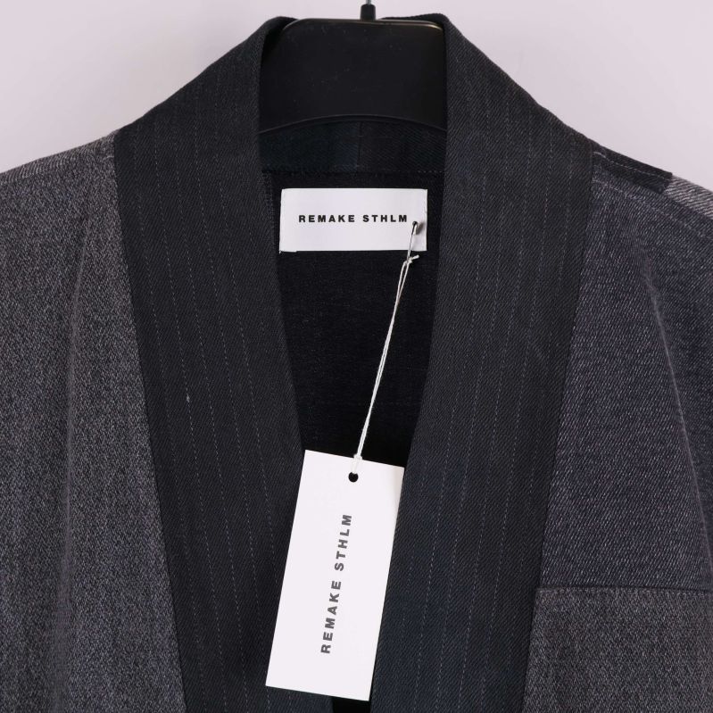 Närbild på kragen och etiketten Remake Sthlm