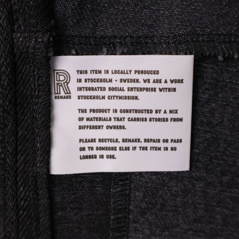 Etikett med information om jackans produktion i Stockholm