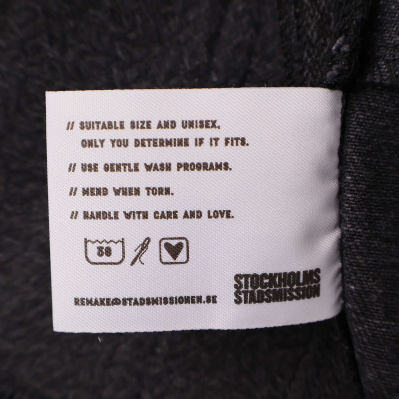 Tvättrådsetikett med symboler och text på engelska