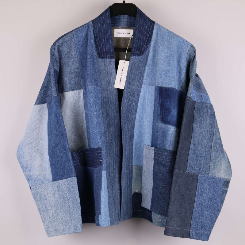 Patchworkjacka i denim hängande på galge framifrån