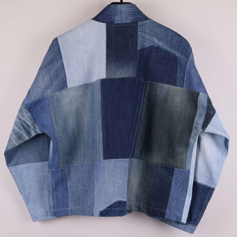 Patchworkjacka i denim sedd bakifrån med olika blå nyanser