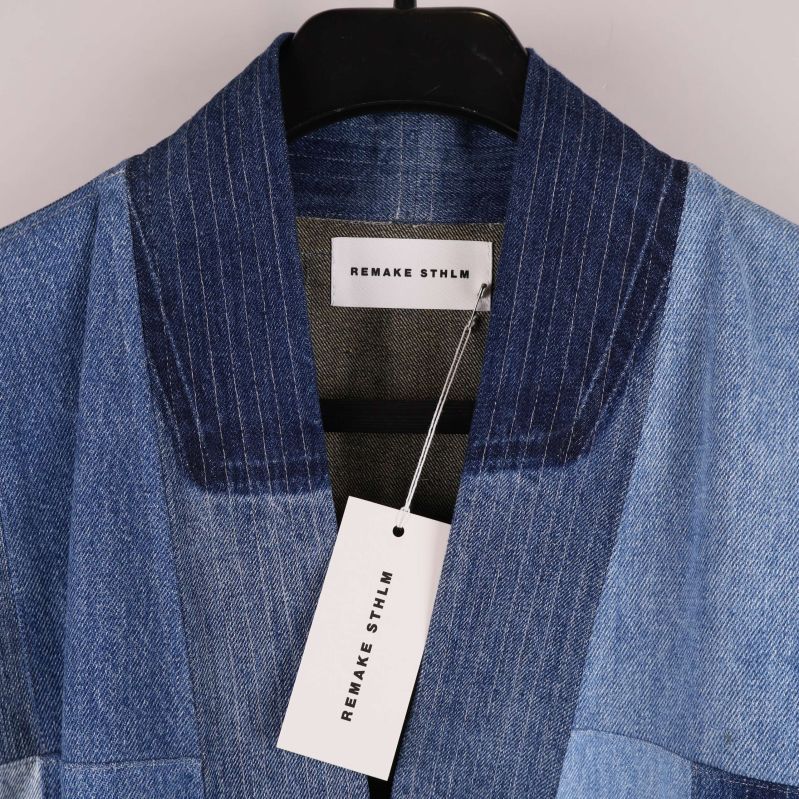 Närbild på kragen och etiketten Remake Stockholm