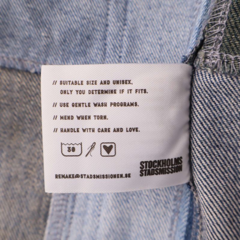 Tvätt- och skötselråd för denimjackan på vit etikett