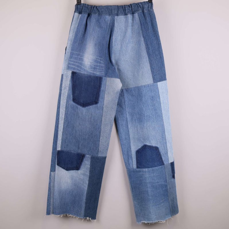 Baksidan av patchade jeans i flera nyanser blått