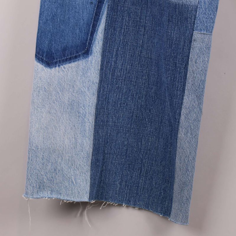 Närbild av rå kant längst ner på jeansbenet