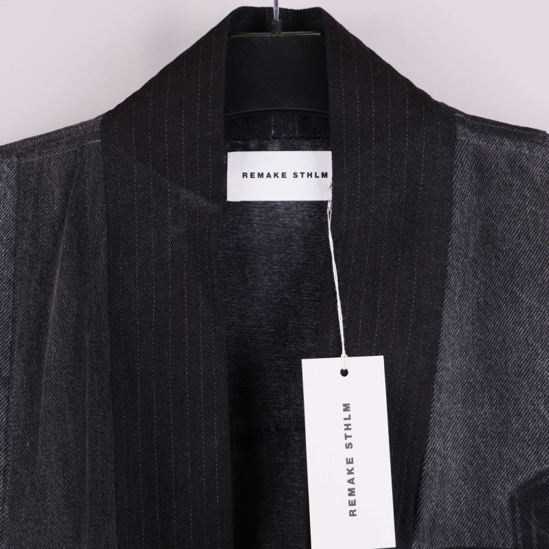 Närbild på kragen med Remake Sthlm-tag och etikett