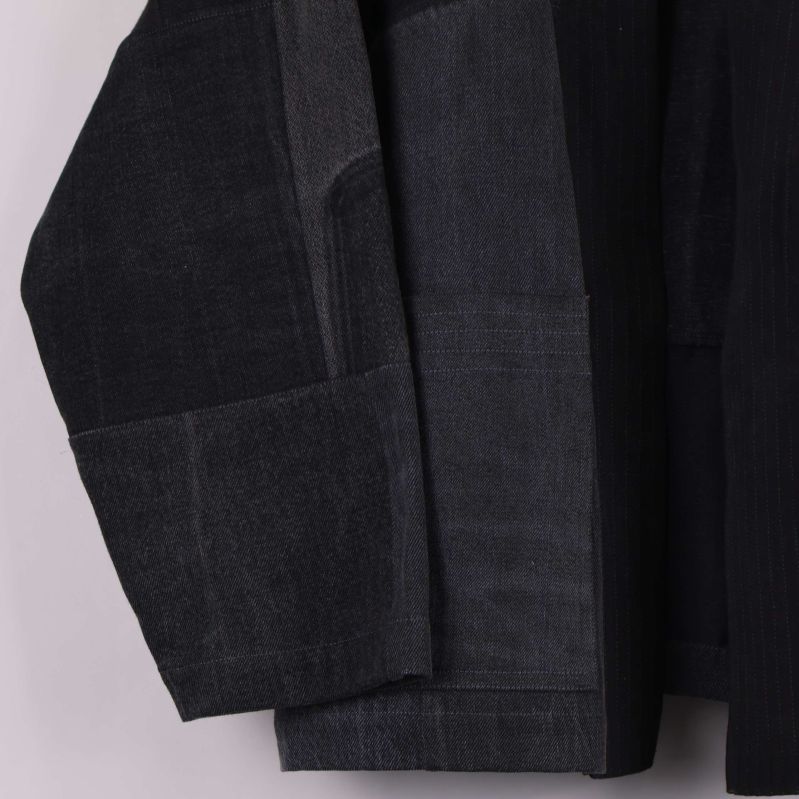 Närbild visar material och sömmar på jackans ärm och framstycke