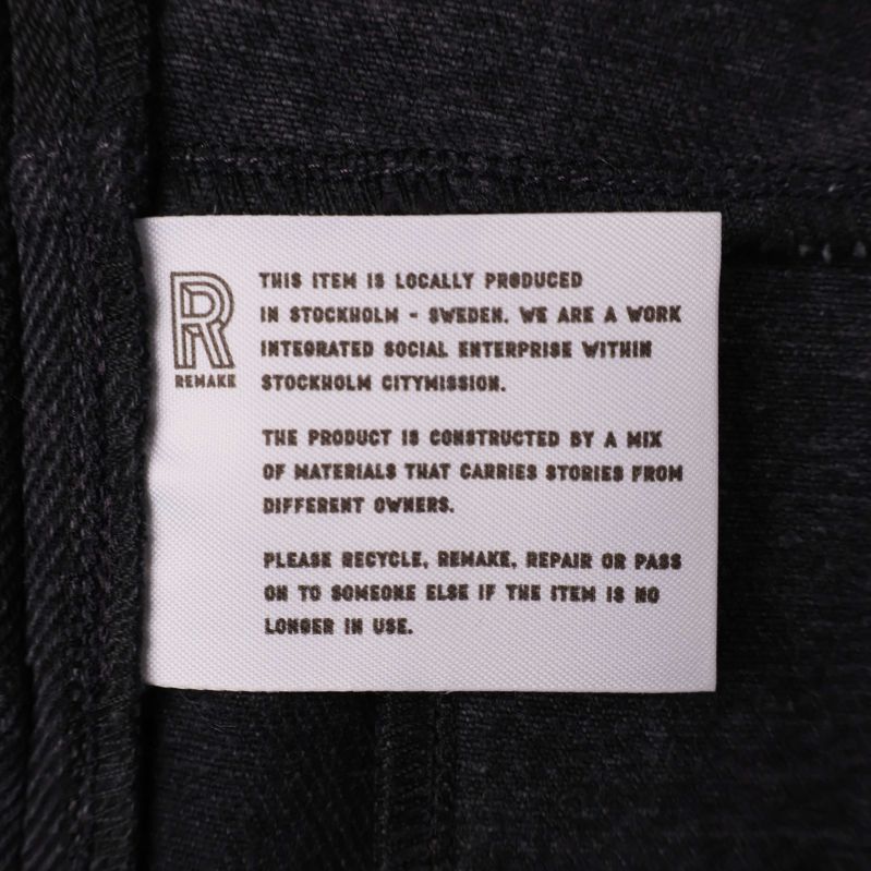 Textetikett beskriver produktion och materialens ursprung