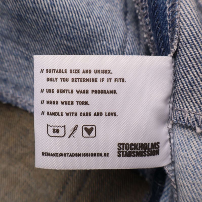 Tvättrådsetikett med engelska instruktioner och symboler