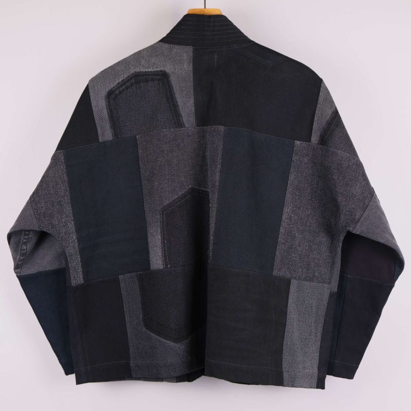 Baksidan av kimonojacka med olika mörka tygpaneler