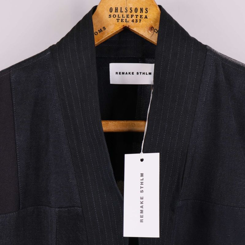 Närbild på krage och etikett på kimonojackan