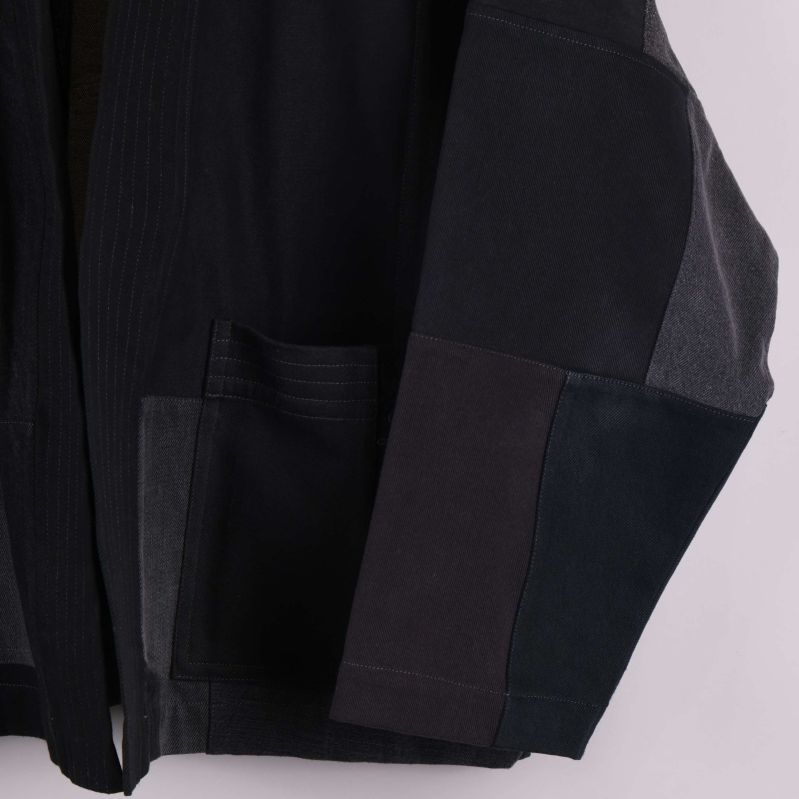 Närbild på patchwork-ärmar och ficka på kimonojacka