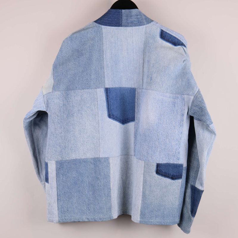 Baksida av patchwork denimkimono med fickdetaljer