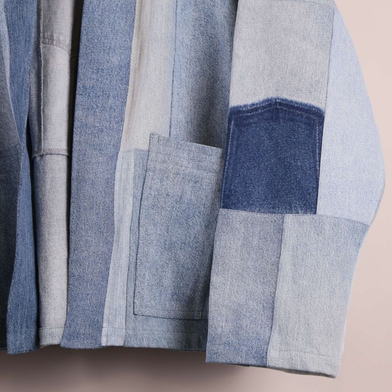 Närbild på ärm och ficka med olika denimnyanser