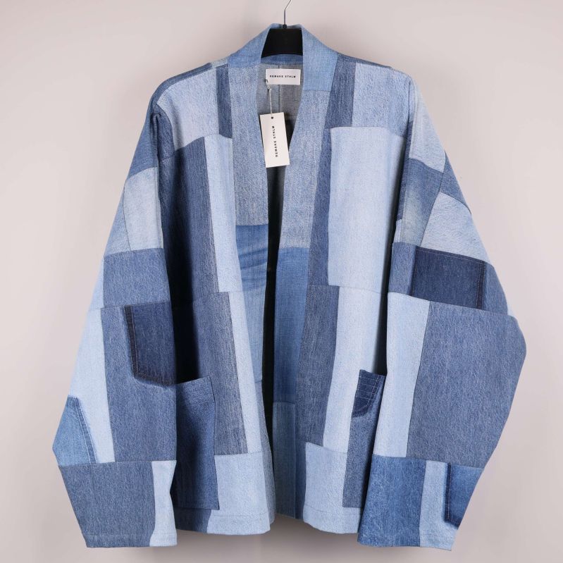 Patchwork denimjacka i olika blå nyanser sedd framifrån