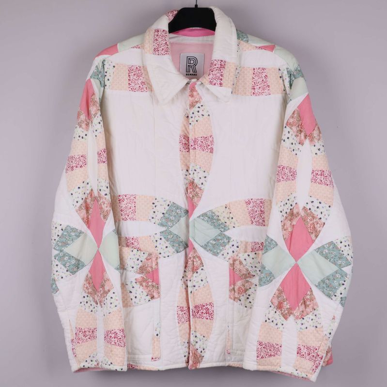 Framsida av quiltad jacka med pastellmönster