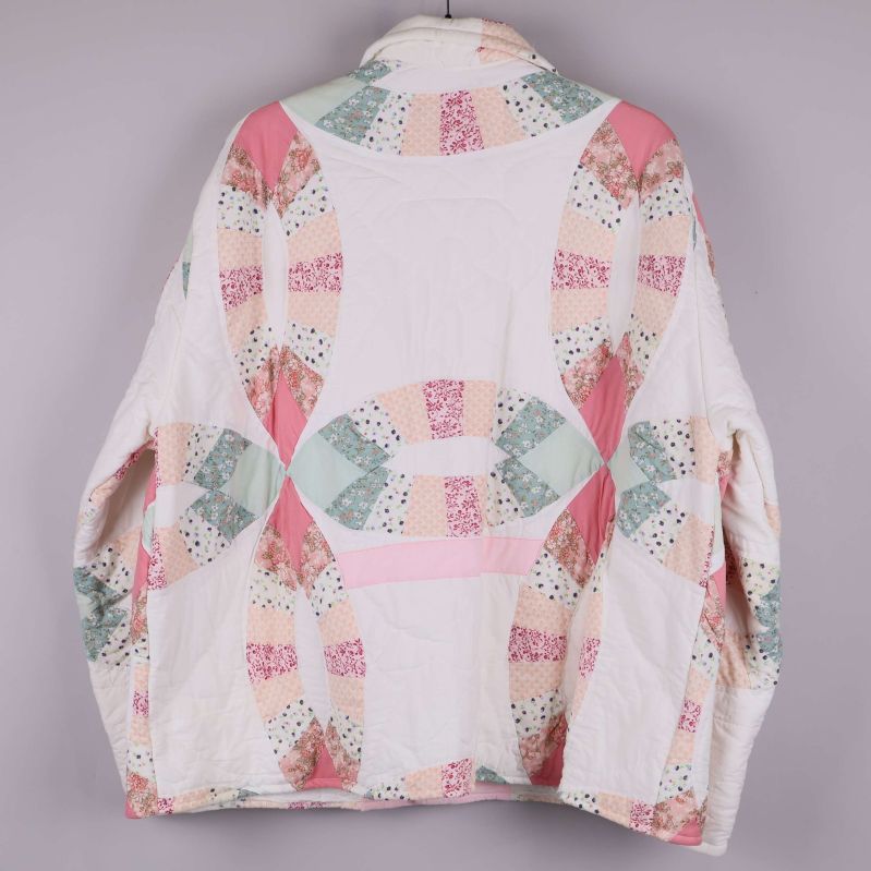 Baksida av quiltad jacka med geometriskt mönster