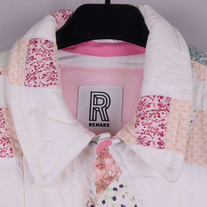 Närbild på krage och Remake-märke på jackan