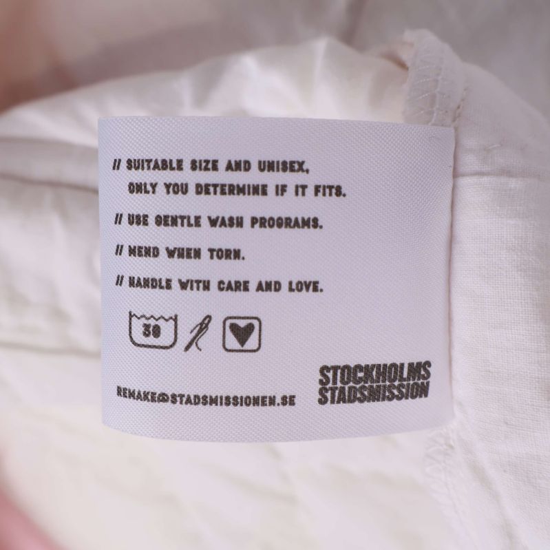 Tvättråd och storleksinformation på vit etikett