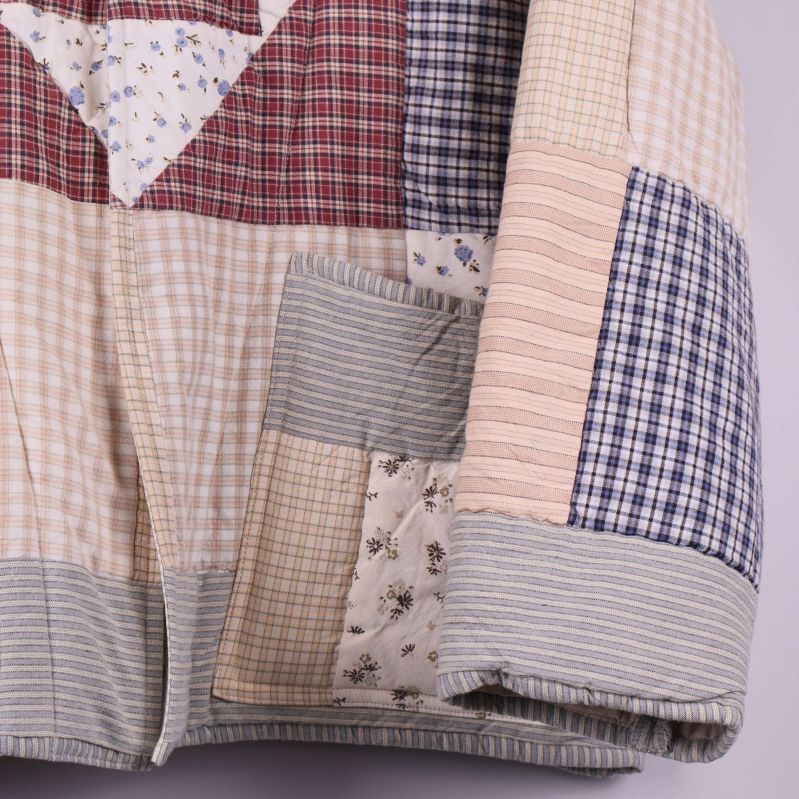 Närbild på jackans framficka och sömdetaljer i patchwork