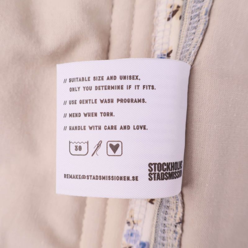 Invändig tvättetikett med skötselråd och symboler