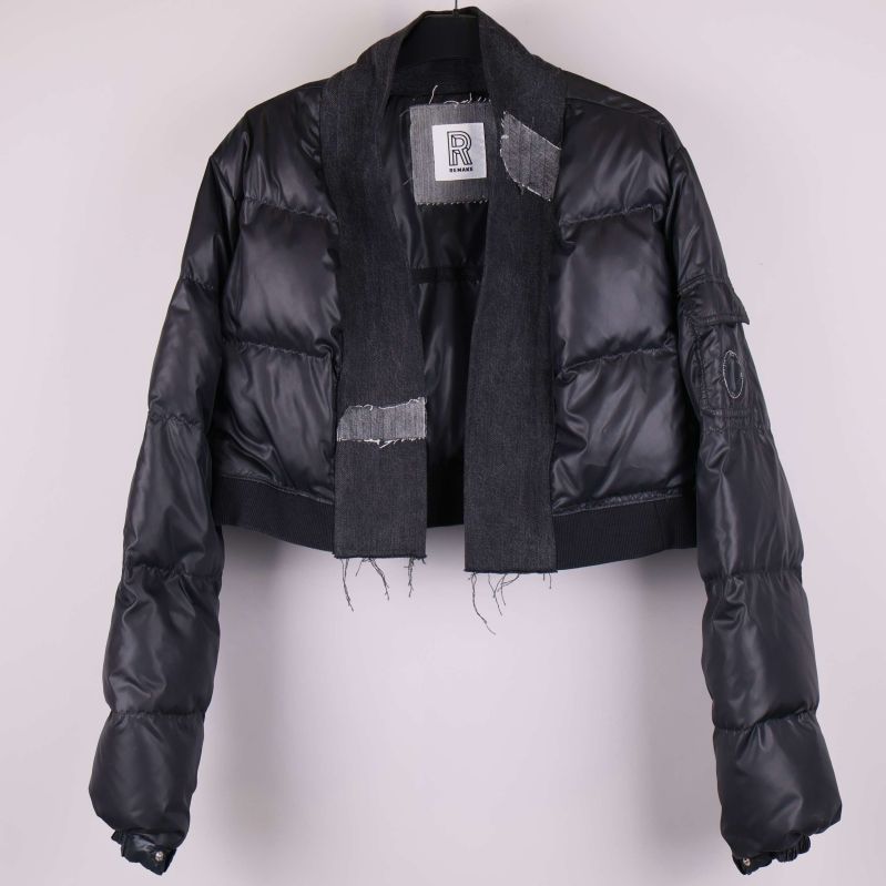 Kort svart vadderad jacka med denimkrage framifrån