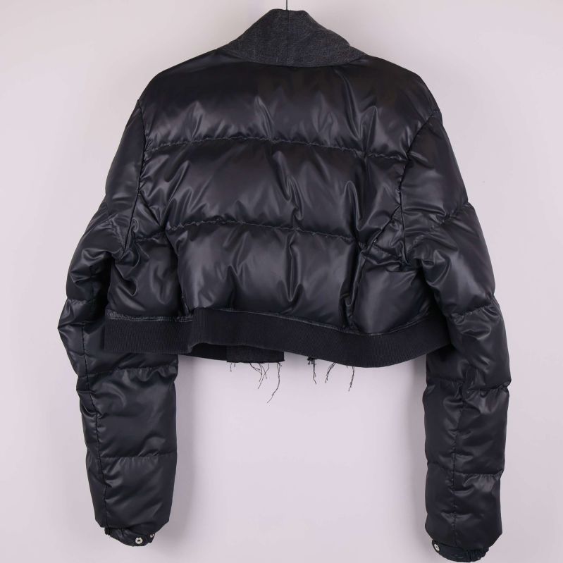 Baksida av kort svart vadderad jacka