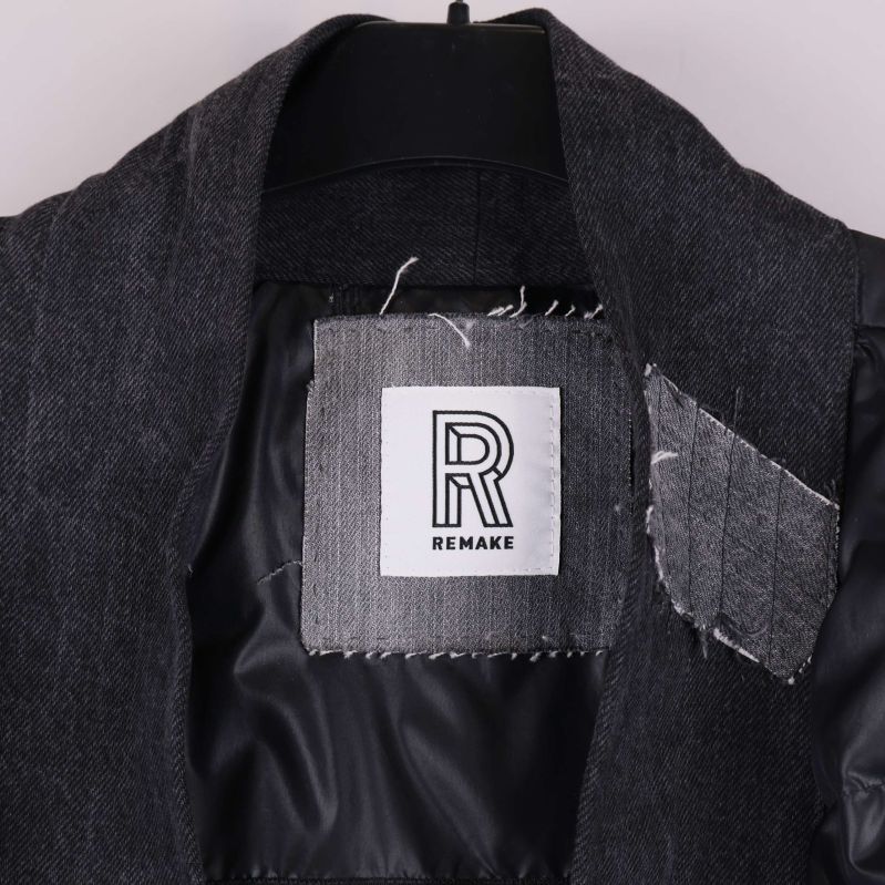 Detalj på jackans denimkrage och Remake-märke