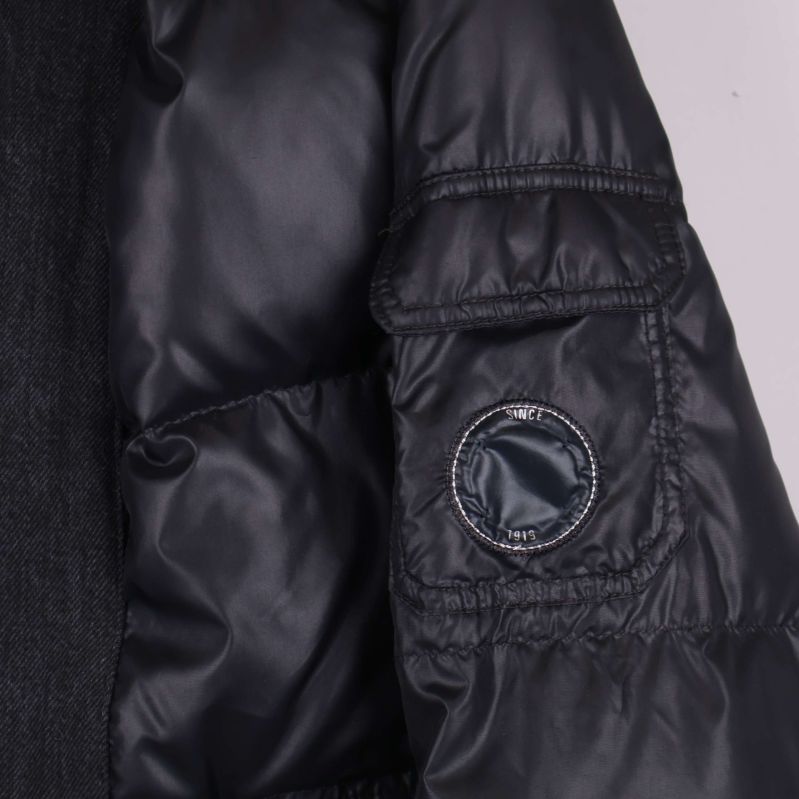 Ficka med rund detalj på jackans ärm