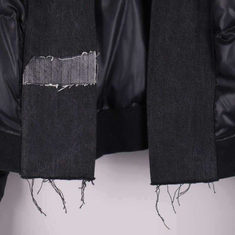 Närbild på denimdetalj med rå kant